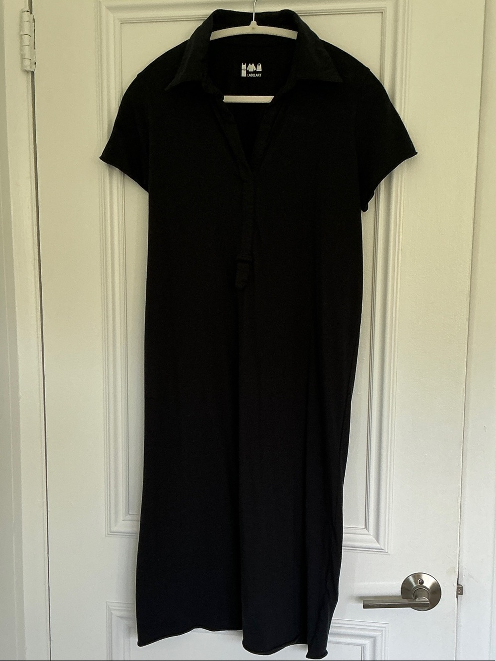 Relaxed Black Collared Midi Dress with Short Sleeves